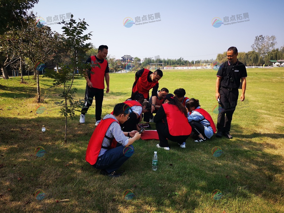 专业拓展培训方案，培养团队领导力和沟通能力.jpg
