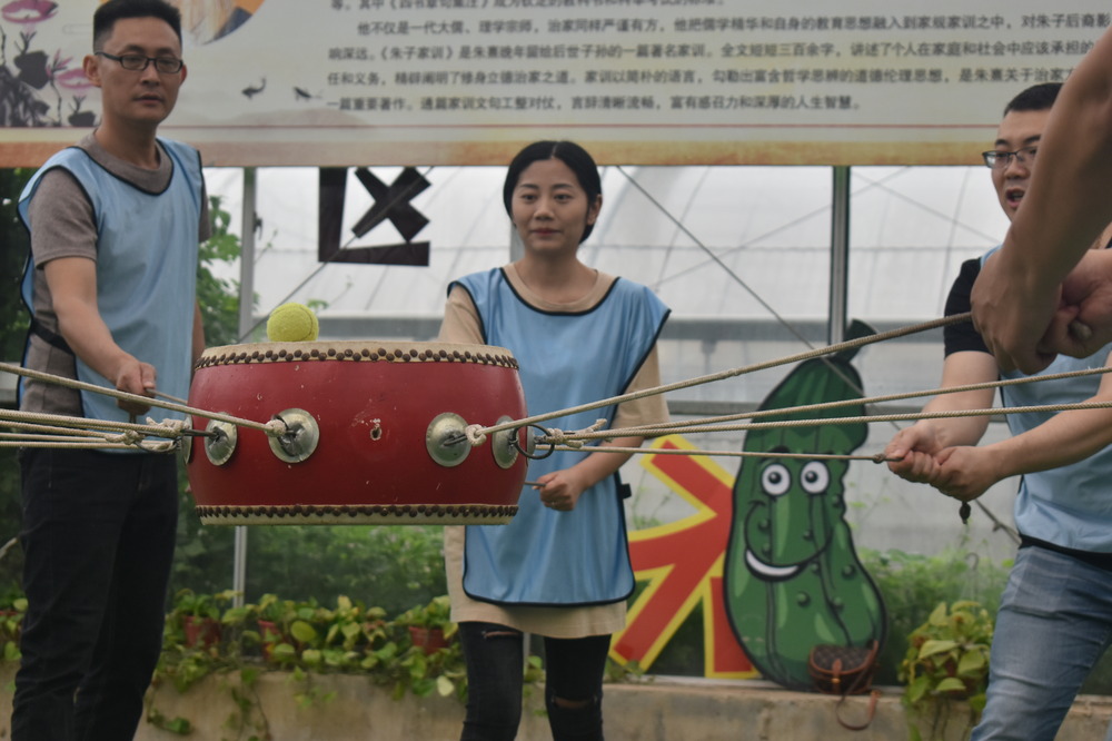 员工团建激情，点燃创业梦想.jpg