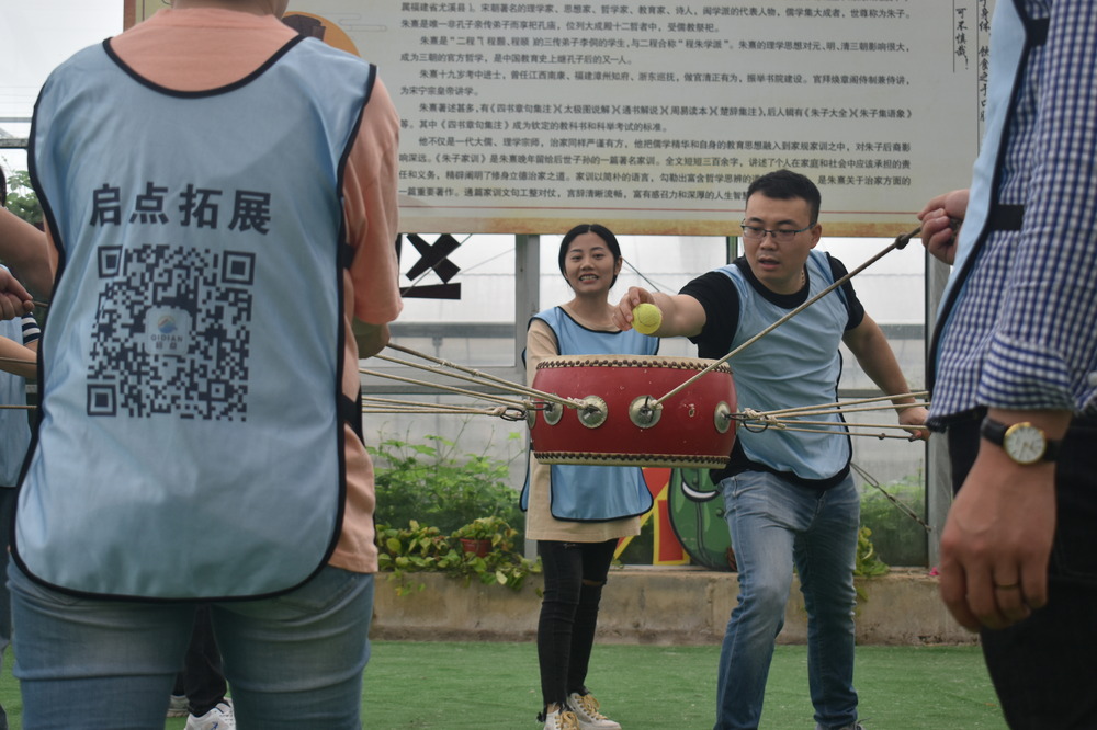 员工团建拼搏，书写企业华章.jpg