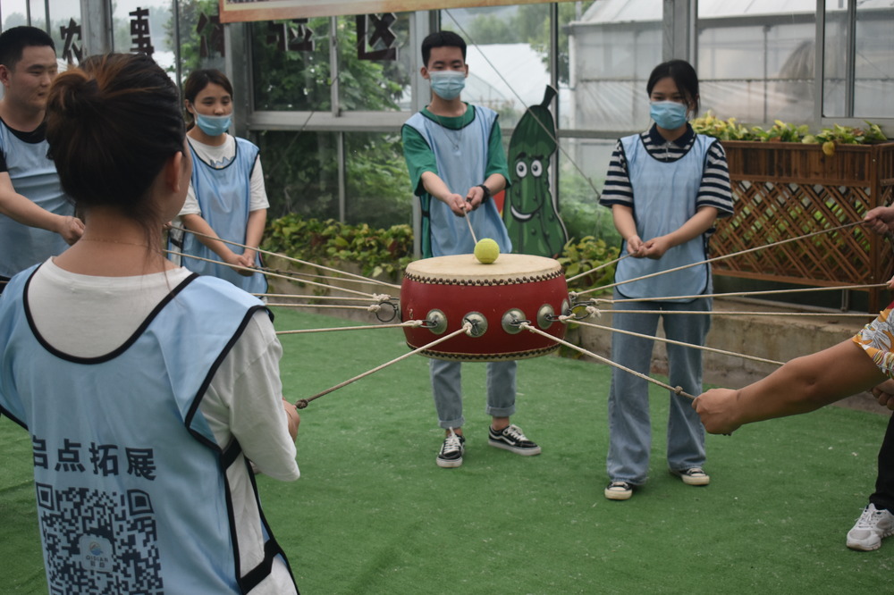 员工团建坚韧，克服发展困境.jpg