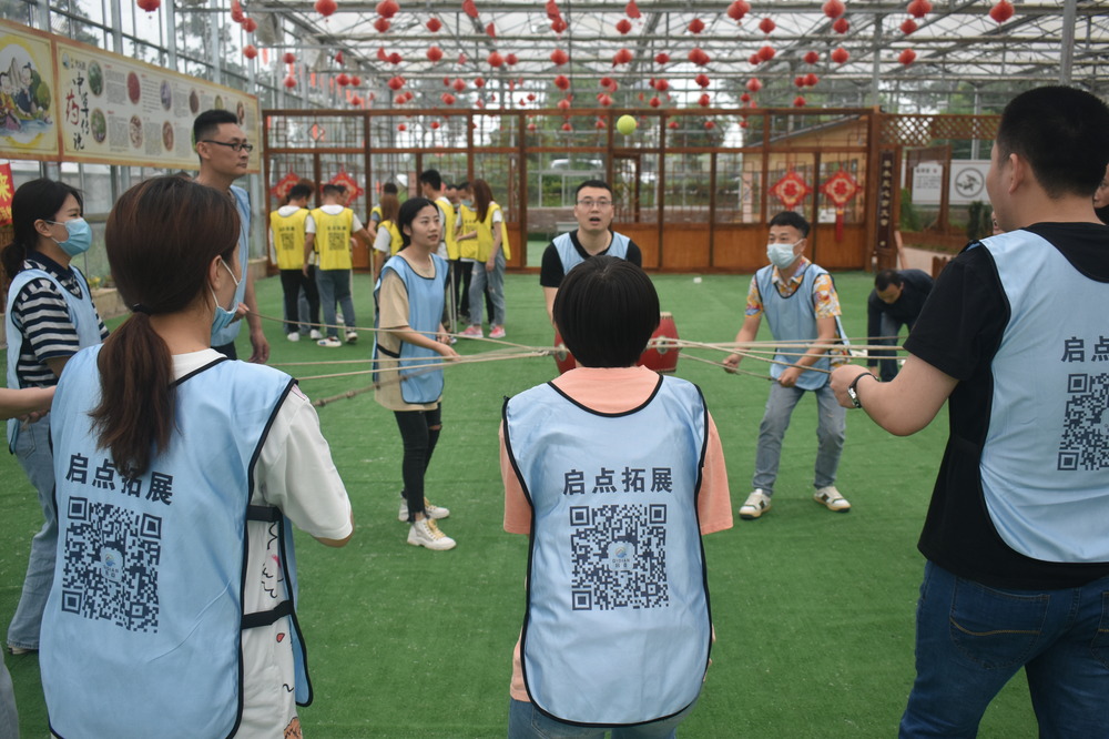 员工团建凝聚，共创美好未来.jpg