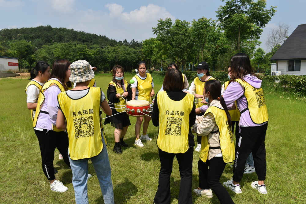 参与员工军事拓展,提升团队战斗力.jpg 参与员工军事拓展,提升团队战斗力.jpg