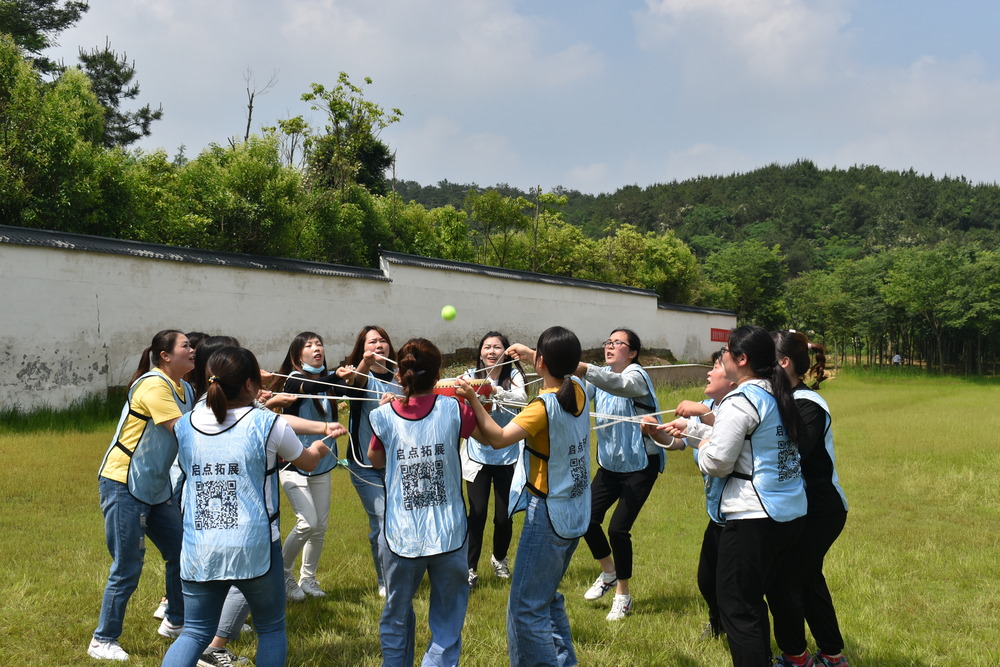 体验员工军事拓展,强化员工纪律性.jpg 体验员工军事拓展,强化员工纪律性.jpg