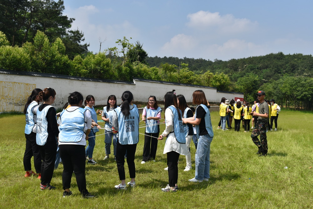 加入员工军事拓展,培养团队协作精神.jpg 加入员工军事拓展,培养团队协作精神.jpg