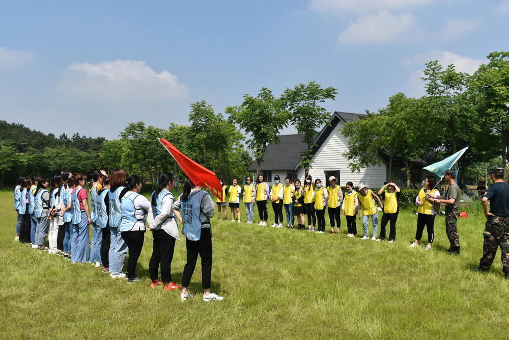 体验员工军事拓展,提高员工服从意识.jpg 体验员工军事拓展,提高员工服从意识.jpg