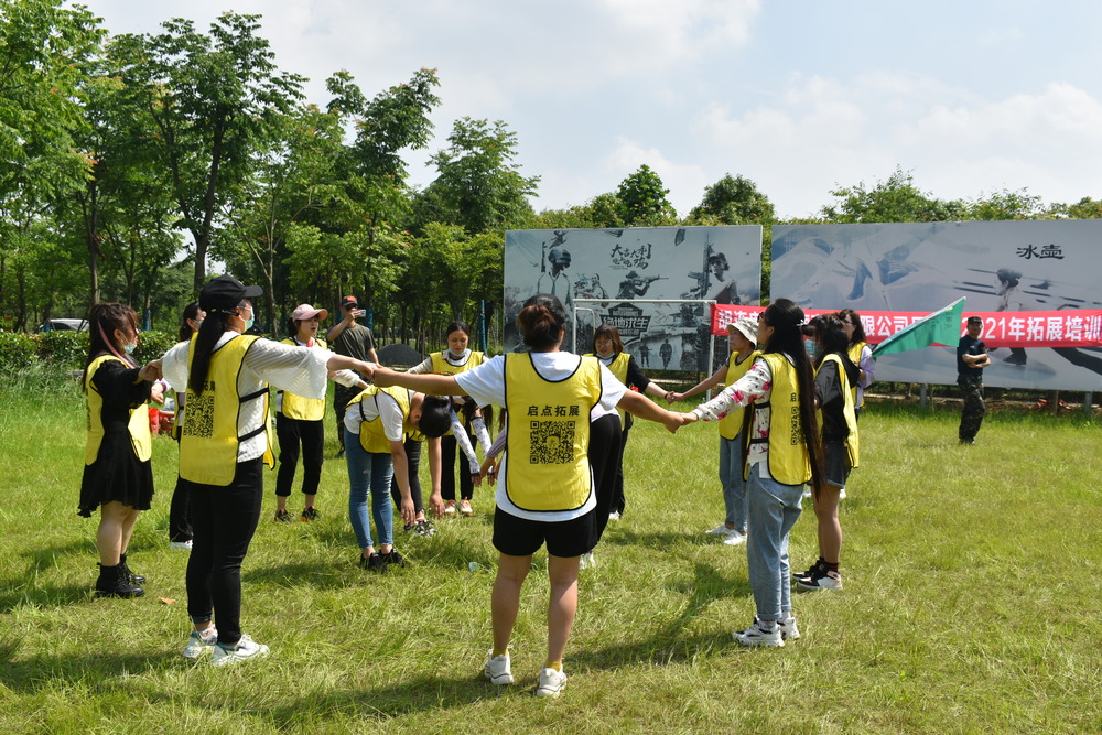 加入员工军事拓展,培养员工吃苦精神.jpg 加入员工军事拓展,培养员工吃苦精神.jpg