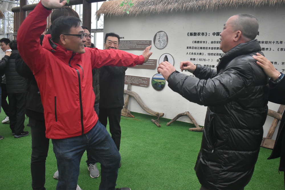 如何精准选择团建公司?必知要点全解析 在当今竞争激烈的商业环境中,企业越来越重视团建活动对团队凝聚力和员工积极性的提升作用。然而,面对市场上众多的团建公司,如何精准选择一家合适的团建公司成为了关键问题。以下从多个重要方面为您解析选择要点。 明确自身团建需求 确定团建目标:在选择团建公司前,企业首先要明确团建活动的目标。是为了增强团队成员之间的沟通与协作,提升团队凝聚力?还是为了缓解员工工作压力,让大家放松身心?亦或是为了培养员工的领导能力、创新思维等特定技能。例如,若团队近期面临一个大型项目,需要各部门紧密配合,那么此次团建的目标可能就是强化团队协作,团建公司应围绕这一目标设计相关活动。明确的目标是选择合适团建公司的基础,它能引导团建公司为您量身定制方案。 考虑团队特点:每个团队都有其独特之处,如团队成员的年龄层次、工作性质、兴趣爱好等。年轻活力型的团队可能更倾向于富有挑战性和趣味性的户外拓展活动,如攀岩、漂流等;而年龄稍长、工作压力较大的团队或许更适合轻松休闲且能增进交流的活动,如温泉度假、文化体验之旅等。团建公司若能充分考虑团队特点,设计出的团建活动将更受团队成员欢迎,达到更好的效果。 考察团建公司的专业能力 团建项目多样性:一家专业的团建公司应拥有丰富多样的团建项目。涵盖团队协作类项目,如 “齐眉棍”“团队拔河”,让团队成员在合作中提升默契;领导力培养项目,像 “模拟项目管理”,锻炼成员的领导与决策能力;还有文化体验类、户外探险类等多种项目。多样的项目选择能满足不同企业和团队的个性化需求,确保每次团建都能达到预期效果。例如,启点团建拓展公司就拥有 300 + 团建拓展游戏项目可供选择,能充分满足各种团队的不同需求。 课程研发与创新能力:优秀的团建公司具备强大的课程研发与创新能力。他们会紧跟市场趋势和团队需求变化,不断推陈出新。例如,结合当下热门的科技元素,设计出如 “科技寻宝” 这样的创新项目,通过利用手机 APP 等工具,让团队成员在寻找线索的过程中,既锻炼了团队协作,又体验到科技带来的乐趣。持续的创新能让团建活动保持新鲜感,吸引团队成员积极参与。 评估团建公司的服务质量 前期沟通与方案定制:从与团建公司的前期沟通中,就能看出其服务质量。专业的团建公司会主动深入了解企业需求,认真倾听团队的目标、团队特点、预算等信息,并根据这些为企业量身定制详细的团建方案。方案应包括活动流程、项目介绍、时间安排、人员配置等细节,让企业对团建活动有清晰的预期。若团建公司只是提供通用模板,缺乏针对性,那么很难满足企业的个性化需求。 活动执行与安全保障:活动执行过程是检验团建公司服务质量的关键环节。在团建活动中,团建公司应确保活动按计划顺利进行,工作人员要具备良好的组织协调能力,及时处理各种突发情况。同时,安全保障至关重要。专业的团建公司会对活动场地、设备进行严格检查,为团队成员配备必要的安全防护装备,并安排专业的安全人员全程跟进。像在进行高空拓展项目时,确保绳索、安全带等设备的安全性,保障团队成员的人身安全。 参考团建公司的口碑与案例 查看客户评价:了解团建公司口碑的有效途径之一是查看客户评价。可以通过网络平台、社交媒体、企业口碑网站等渠道,收集其他企业对该团建公司的评价。正面评价多,说明该公司在服务质量、团建效果等方面表现出色;若存在较多负面评价,如活动组织混乱、服务态度差等问题,那么就要谨慎选择。此外,还可以向同行业企业咨询,获取他们实际合作过的团建公司的真实反馈。 分析成功案例:一家团建公司的成功案例能直观反映其专业能力和服务水平。查看团建公司过往服务的企业类型、规模以及团建活动取得的效果。例如,若一家团建公司有较多为大型企业提供团建服务且获得良好效果的案例,说明其具备应对大规模团队和复杂需求的能力。同时,分析这些案例中团建公司采用的活动形式、项目设计等,看是否符合自己团队的需求和期望。 启点团建拓展公司作为团建行业的佼佼者,在满足企业团建需求方面表现卓越。公司主营企业团建、拓展培训、拓展训练、团建拓展、素质拓展、研学培训、岗前培训等,提供一站式团建拓展服务,包括餐饮,住宿,交通大巴,景点门票,团建活动活动策划等。公司拥有江浙沪皖几百家专业拓展基地供选择,能根据不同团队需求,迅速匹配最合适的场地。其丰富的团建项目、专业的课程研发团队、优质的服务质量以及众多成功案例,都使其成为企业选择团建公司的理想之选。选择启点团建拓展公司,为您的团队打造一场精彩、难忘且富有成效的团建活动。.jpg 如何精准选择团建公司?必知要点全解析 在当今竞争激烈的商业环境中,企业越来越重视团建活动对团队凝聚力和员工积极性的提升作用。然而,面对市场上众多的团建公司,如何精准选择一家合适的团建公司成为了关键问题。以下从多个重要方面为您解析选择要点。 明确自身团建需求 确定团建目标:在选择团建公司前,企业首先要明确团建活动的目标。是为了增强团队成员之间的沟通与协作,提升团队凝聚力?还是为了缓解员工工作压力,让大家放松身心?亦或是为了培养员工的领导能力、创新思维等特定技能。例如,若团队近期面临一个大型项目,需要各部门紧密配合,那么此次团建的目标可能就是强化团队协作,团建公司应围绕这一目标设计相关活动。明确的目标是选择合适团建公司的基础,它能引导团建公司为您量身定制方案。 考虑团队特点:每个团队都有其独特之处,如团队成员的年龄层次、工作性质、兴趣爱好等。年轻活力型的团队可能更倾向于富有挑战性和趣味性的户外拓展活动,如攀岩、漂流等;而年龄稍长、工作压力较大的团队或许更适合轻松休闲且能增进交流的活动,如温泉度假、文化体验之旅等。团建公司若能充分考虑团队特点,设计出的团建活动将更受团队成员欢迎,达到更好的效果。 考察团建公司的专业能力 团建项目多样性:一家专业的团建公司应拥有丰富多样的团建项目。涵盖团队协作类项目,如 “齐眉棍”“团队拔河”,让团队成员在合作中提升默契;领导力培养项目,像 “模拟项目管理”,锻炼成员的领导与决策能力;还有文化体验类、户外探险类等多种项目。多样的项目选择能满足不同企业和团队的个性化需求,确保每次团建都能达到预期效果。例如,启点团建拓展公司就拥有 300 + 团建拓展游戏项目可供选择,能充分满足各种团队的不同需求。 课程研发与创新能力:优秀的团建公司具备强大的课程研发与创新能力。他们会紧跟市场趋势和团队需求变化,不断推陈出新。例如,结合当下热门的科技元素,设计出如 “科技寻宝” 这样的创新项目,通过利用手机 APP 等工具,让团队成员在寻找线索的过程中,既锻炼了团队协作,又体验到科技带来的乐趣。持续的创新能让团建活动保持新鲜感,吸引团队成员积极参与。 评估团建公司的服务质量 前期沟通与方案定制:从与团建公司的前期沟通中,就能看出其服务质量。专业的团建公司会主动深入了解企业需求,认真倾听团队的目标、团队特点、预算等信息,并根据这些为企业量身定制详细的团建方案。方案应包括活动流程、项目介绍、时间安排、人员配置等细节,让企业对团建活动有清晰的预期。若团建公司只是提供通用模板,缺乏针对性,那么很难满足企业的个性化需求。 活动执行与安全保障:活动执行过程是检验团建公司服务质量的关键环节。在团建活动中,团建公司应确保活动按计划顺利进行,工作人员要具备良好的组织协调能力,及时处理各种突发情况。同时,安全保障至关重要。专业的团建公司会对活动场地、设备进行严格检查,为团队成员配备必要的安全防护装备,并安排专业的安全人员全程跟进。像在进行高空拓展项目时,确保绳索、安全带等设备的安全性,保障团队成员的人身安全。 参考团建公司的口碑与案例 查看客户评价:了解团建公司口碑的有效途径之一是查看客户评价。可以通过网络平台、社交媒体、企业口碑网站等渠道,收集其他企业对该团建公司的评价。正面评价多,说明该公司在服务质量、团建效果等方面表现出色;若存在较多负面评价,如活动组织混乱、服务态度差等问题,那么就要谨慎选择。此外,还可以向同行业企业咨询,获取他们实际合作过的团建公司的真实反馈。 分析成功案例:一家团建公司的成功案例能直观反映其专业能力和服务水平。查看团建公司过往服务的企业类型、规模以及团建活动取得的效果。例如,若一家团建公司有较多为大型企业提供团建服务且获得良好效果的案例,说明其具备应对大规模团队和复杂需求的能力。同时,分析这些案例中团建公司采用的活动形式、项目设计等,看是否符合自己团队的需求和期望。 启点团建拓展公司作为团建行业的佼佼者,在满足企业团建需求方面表现卓越。公司主营企业团建、拓展培训、拓展训练、团建拓展、素质拓展、研学培训、岗前培训等,提供一站式团建拓展服务,包括餐饮,住宿,交通大巴,景点门票,团建活动活动策划等。公司拥有江浙沪皖几百家专业拓展基地供选择,能根据不同团队需求,迅速匹配最合适的场地。其丰富的团建项目、专业的课程研发团队、优质的服务质量以及众多成功案例,都使其成为企业选择团建公司的理想之选。选择启点团建拓展公司,为您的团队打造一场精彩、难忘且富有成效的团建活动。.jpg