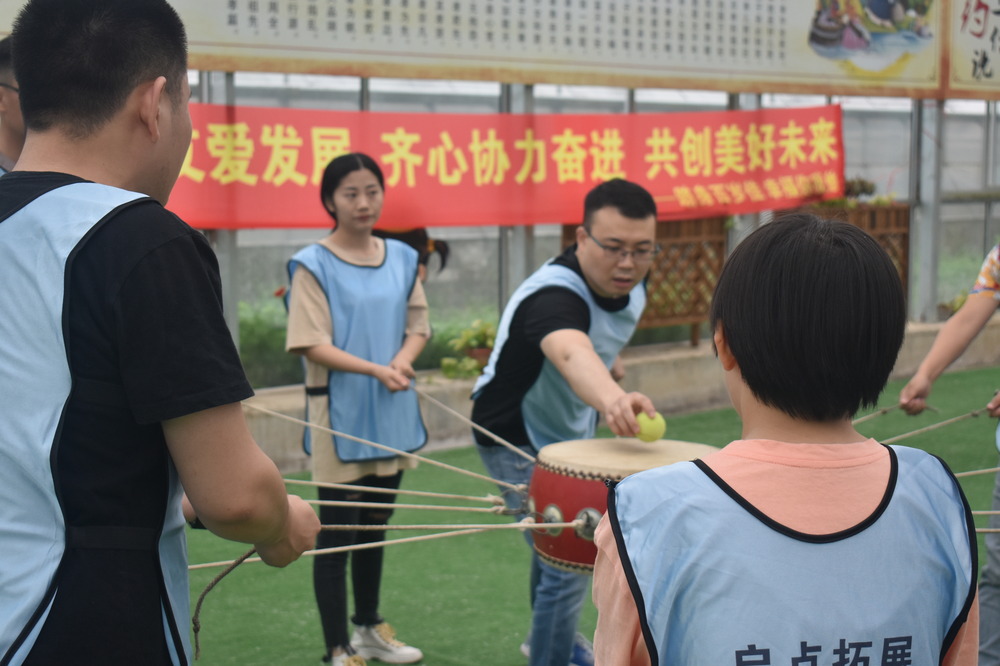 员工团建乐观，笑对竞争压力